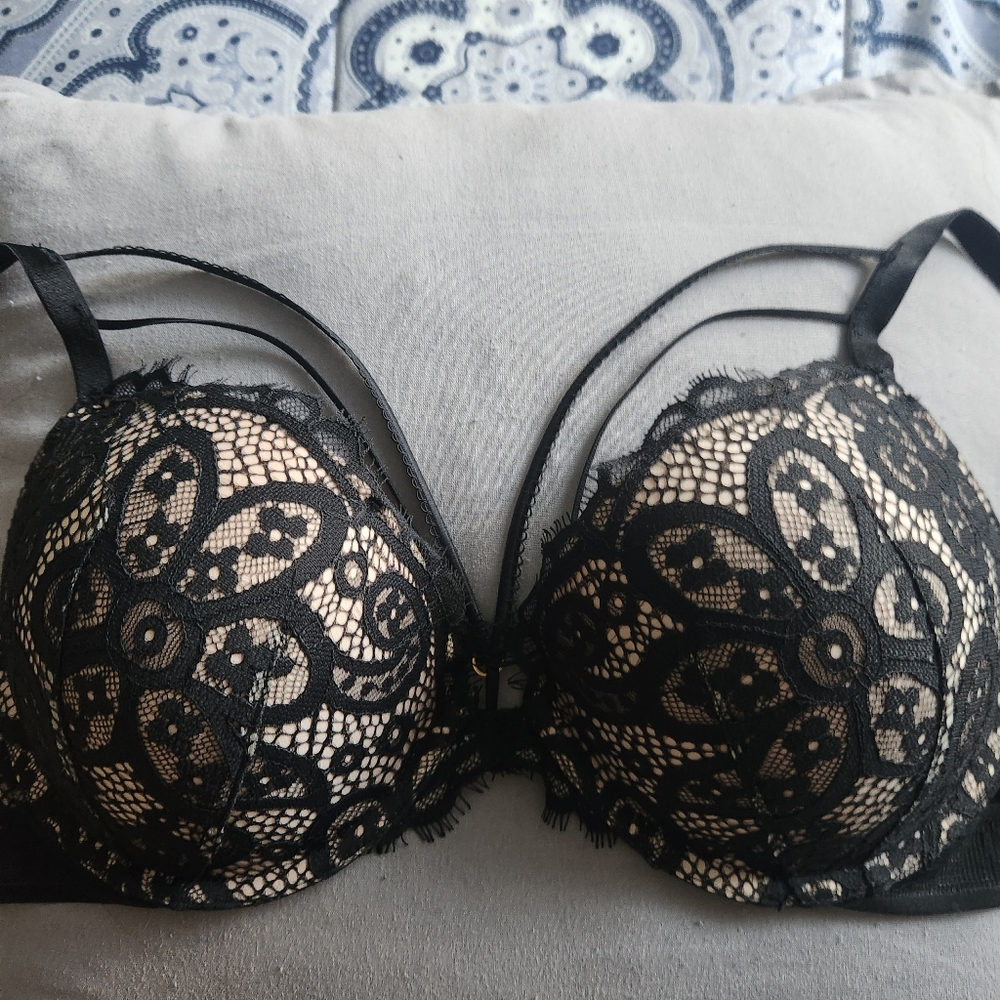 Victoria's secret very sexy push up bra size 32DD